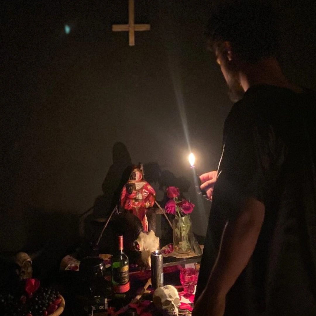 Rafael Siqueira em prática ritual no Templo Abismo das Almas